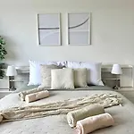 Spacious Apt Near Prague Castle