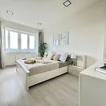 Spacious Apt Near Prague Castle