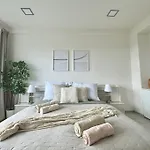 Spacious Apt Near Prague Castle