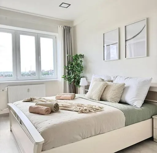 Spacious Apt Near Prague Castle